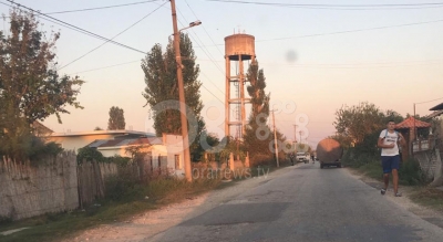 Fier, një person qëllon me armë në ajër nga makina