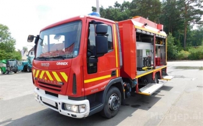 Zjarr i madh në Fier, digjen disa ha ullishte, rrezikojnë banesat