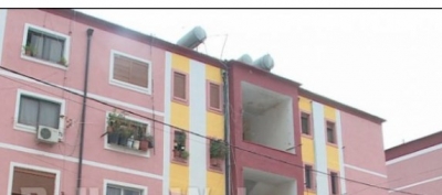 Tërmeti, pallati në Vorë tmerron banorët “dridhet sa herë futemi”, bashkia nuk e vë re!