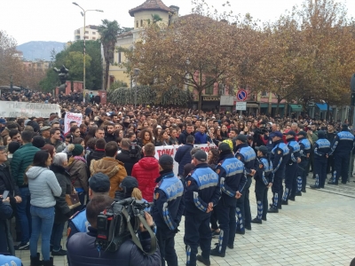 Video epike nga protesta e studentëve: “O ministrja e mamit të vet, mesatarja 5.8”