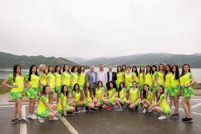 Presidenti Meta mes konkurrenteve për Miss Shqipëria (foto+video)