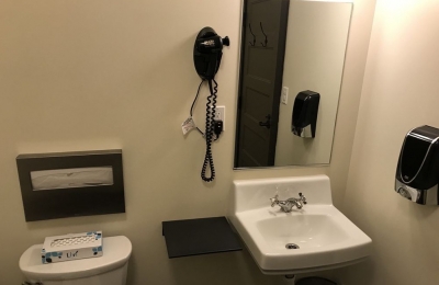 Përdori tharëse në tualet! Rryma elektrike i merr jetën yllit të pokerit