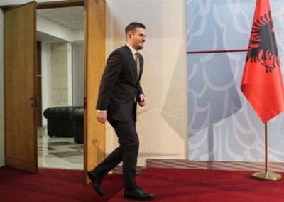 Dikush ti thotë të heshtë