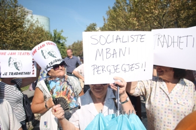 Protesta kundër prishjes së Teatrit: Nuk do na vini në gjumë si kuksianët