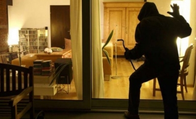 I futen në mes të natës në shtëpi, 48-vjeçari lufton me 3 autorët