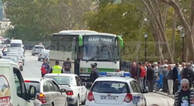 Autobusi aksidenton çiftin në Berat