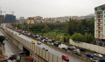 FOTO/ Tirana në kaos nga trafiku, shikoni ç’po ndodh tek Kopshti Botanik