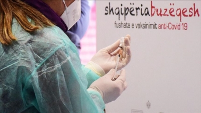 Vala e re e Covid rrit infektimet/ Shqipëria, ndër 4 shtetet e Europës me nivelin më të ulët të vaksinimit