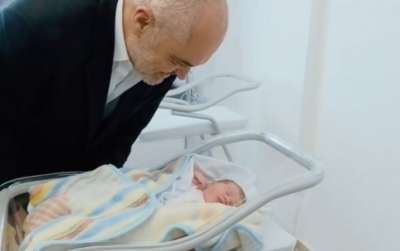 INSTAT nxjerr zbuluar Ramën: Lindshmëria ra, pavarësisht bonusit të bebeve