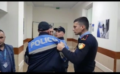 Pamje të turpshme te spitali/ Lleshi detyron policët të rrihen me njëri-tjetrin