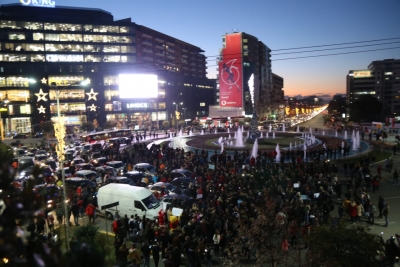 VIDEO/ Përshkallëzohet protesta, studentët bllokojnë edhe &quot;Zogun e Zi&quot;