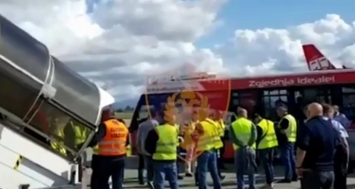 Franca kthen 33 shqiptarë me avion në Rinas, Policia bën apel: Mos kërkoni azil!