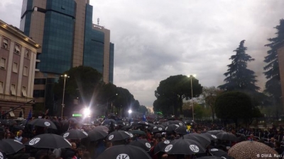 Lirohen protestuesit e opozitës: Policia ushtroi dhunë gjatë ndalimit