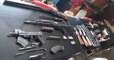 Sekuestrohen arsenal armësh në Elbasan, dyshohet se…