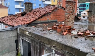 Reshjet e shiut dëmtojnë çatinë e një pallati 3-katësh në Lezhë, uji futet në të gjitha apartamentet