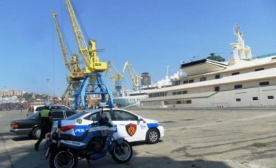 Ndalohen 3 klandestinë në portin e Durrësit, kapet edhe drogë