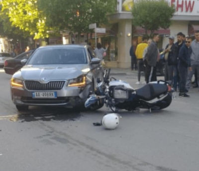 E FUNDIT/ Nje automjet përplas motorin e policisë, plagoset efektivi