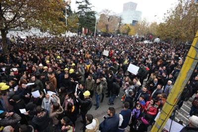 Protesta e studentëve zhvendoset para Parlamentit