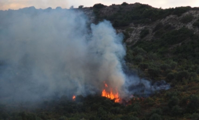 Vatër zjarri në Devoll, zjarrfikësja nuk ndërhyn dot