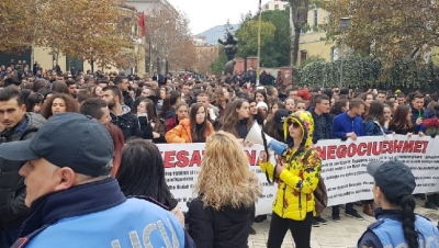 Para parlamentit, studentët dhe mijëra qytetarë nga e gjithë Shqiptaria