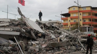 “Dua vetëm një shtëpi”! Lotët e shqiptarëve “kumbojnë” në Konferencën e Donatorëve, pamje dramatike nga tërmeti