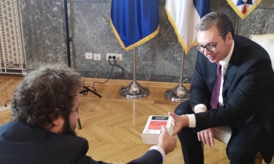 VIDEO/ Gazetari i dhuron fjalor të gjuhës shqipe Vuçiçit, pak ditë pas ‘përballjes’ në konferencë. Ja reagimi i Presidentit