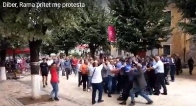 Rama pritet me protesta në Peshkopi: Qeveria e krimit të largohet (video)