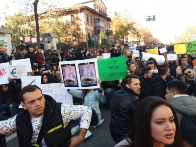 Pedagogu i Shkodrës në protestë: Studentë, mos u mashtroni nga premtimet boshe