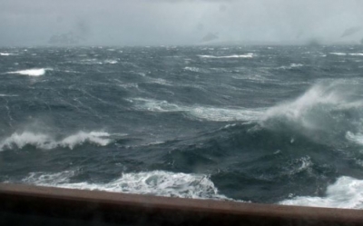 Moti i keq 'pushton' vendin, pezullohet lundrimi detar në Vlorë