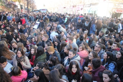 Protestë masive në Tiranë, studentët përzënë zv.ministren (LIVE)
