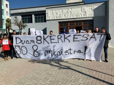 Studentët e Universitetit Bujqësor të Kamzës e presin me protesta ministrin e ri të Ramës