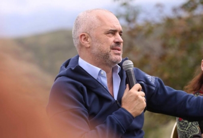 ‘Hajde bli mollë o Edi Rama’/ Fermeri nga Korça shpërthen ndaj kryeministrit