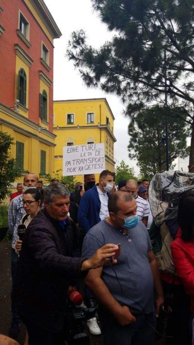 “Turi” që ngriti në këmbë maturantët bëhet parrullë edhe në protestën e Transportit Publik