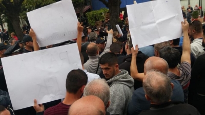 (VIDEO) Korça mbushet me protestues, policia rrethon  Ramën dhe përplaset me qytetarët