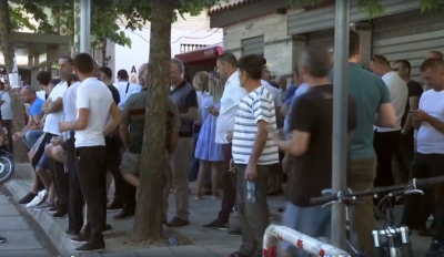 VIDEO/ Protestë në heshtje jashtë shkollës 'Kushtrimi i Lirisë': Edhe në 1945 kështu u votua, si sot!