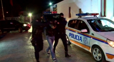 I armatosur e i dehur në timon, arrestohet 45-vjeçari