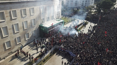 Ndihmoi qytetarët e lënduar gjatë protestës, policia i vë prangat