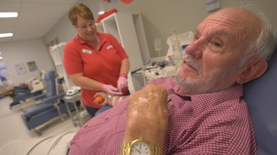 “Dorëhiqet” njeriu me “krahun e artë”, dhuroi gjak për 60 vite