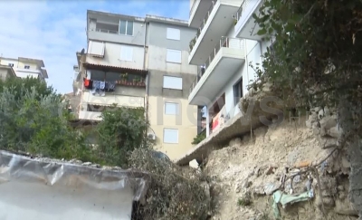 Kodra e Shtufit në Gjirokastër vijon të rrëshqasë, shtëpia dhe pallati në rrezik
