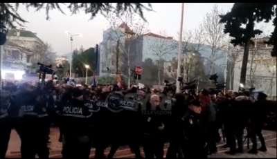 Tensione te parlamenti, policia shtyn deputetët e PD dhe protestuesit