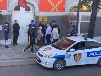 Qeveria u ka borxh këtyre kompanive dhe i përzë me policë! Shiheni çfarë turpi…