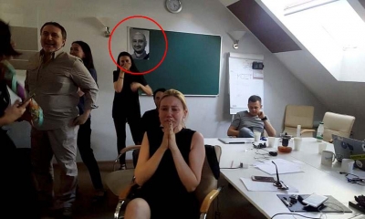 Video/ Si reaguan kolegët e redaksisë pas ‘ringjalljes’ së gazetarit anti-Putin