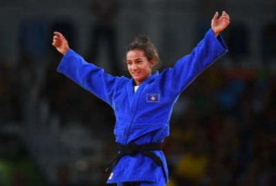Fenomenale!/ Ish-kryeminstri Berisha uron Majlinda Këlmendin për medaljen e artë në xhudo