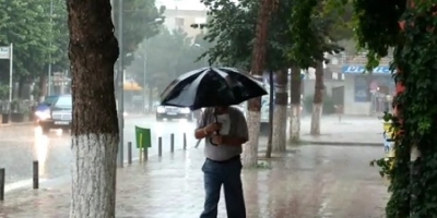 Kukësi përfshihet nga moti i keq, shiu i rrëmbyeshëm lë pa energji disa fshatra