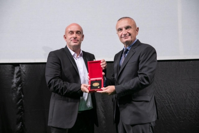 Meta dekoron Radio Kukësin: ‘Dritare dhe urë lidhëse e Shqipërisë me Kosovën’