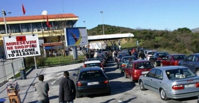 Kishte fshehur 41 mijë euro në çantë dhe në trup, ndalohet 46-vjeçarja nga Fieri në Kakavijë