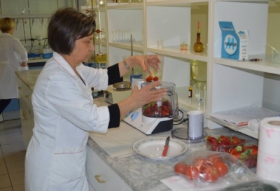 Bledi Çuçi nxjerr “jashtë loje” laboratorët shtetërorë: Analizat ushqimore tek privati