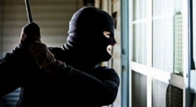 Maskat grabisin marketin gjatë natës në Elbasan