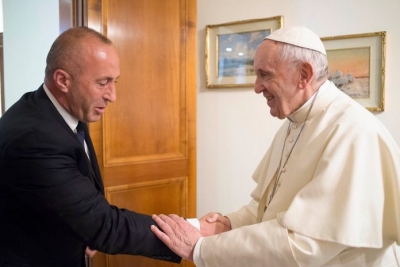 Haradinaj i dorëzon Papa Françeskut letrën me logon e 10 vjetorit: Kosova e ka shpresën tek ju