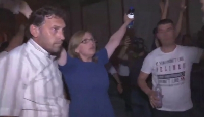 VIDEO/ Ja si Voltana Ademi dhe demokratët e Shkodrës nuk lejuan dhunën ndaj policëve